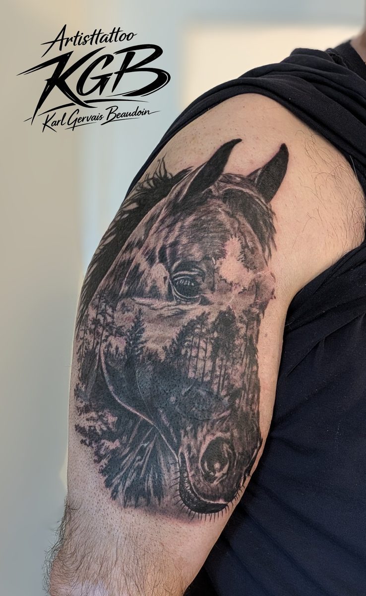 Tatouage réaliste tête de cheval double exposition forêt