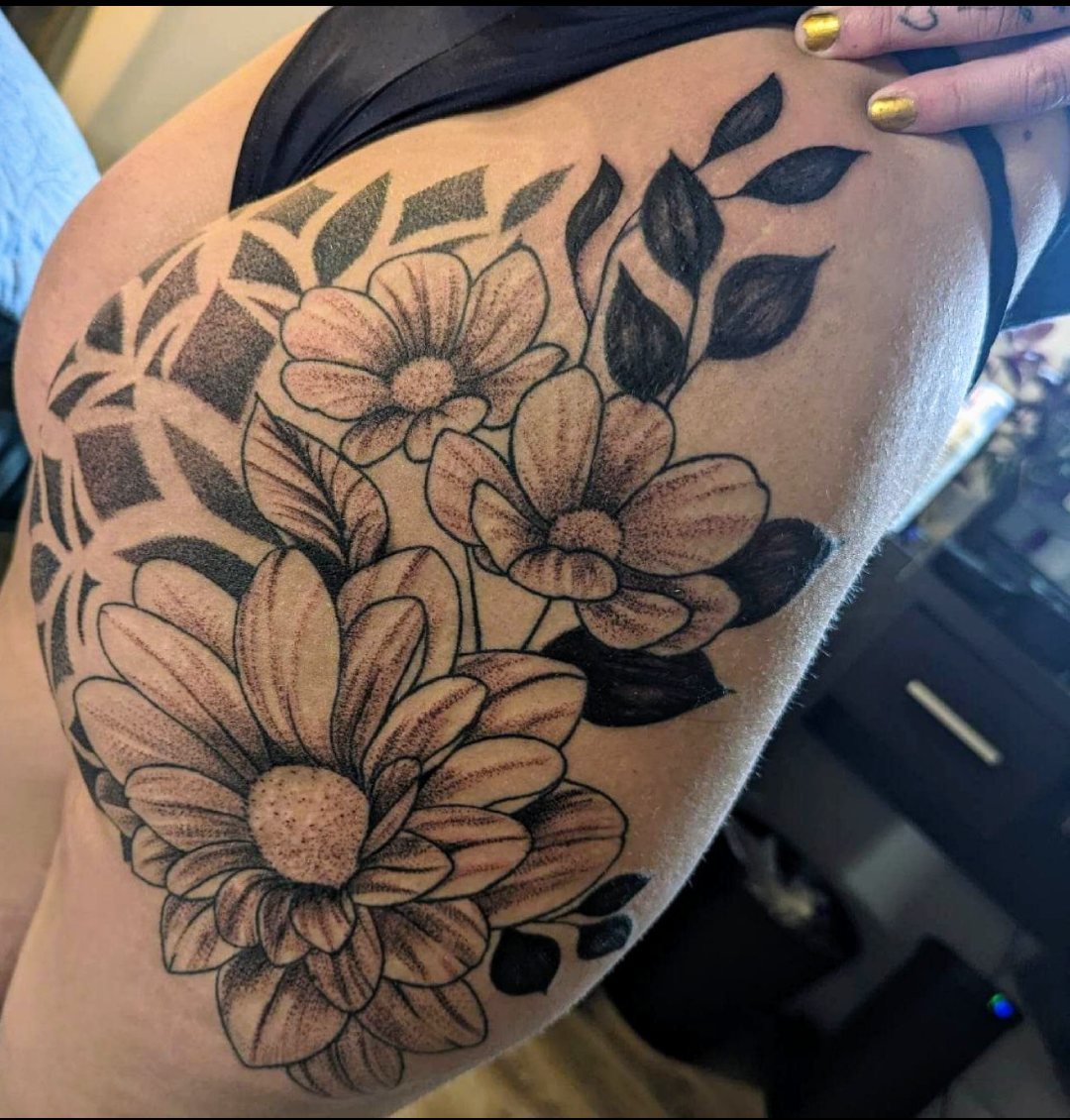 Grande pièce florale dotwork sur la hanche