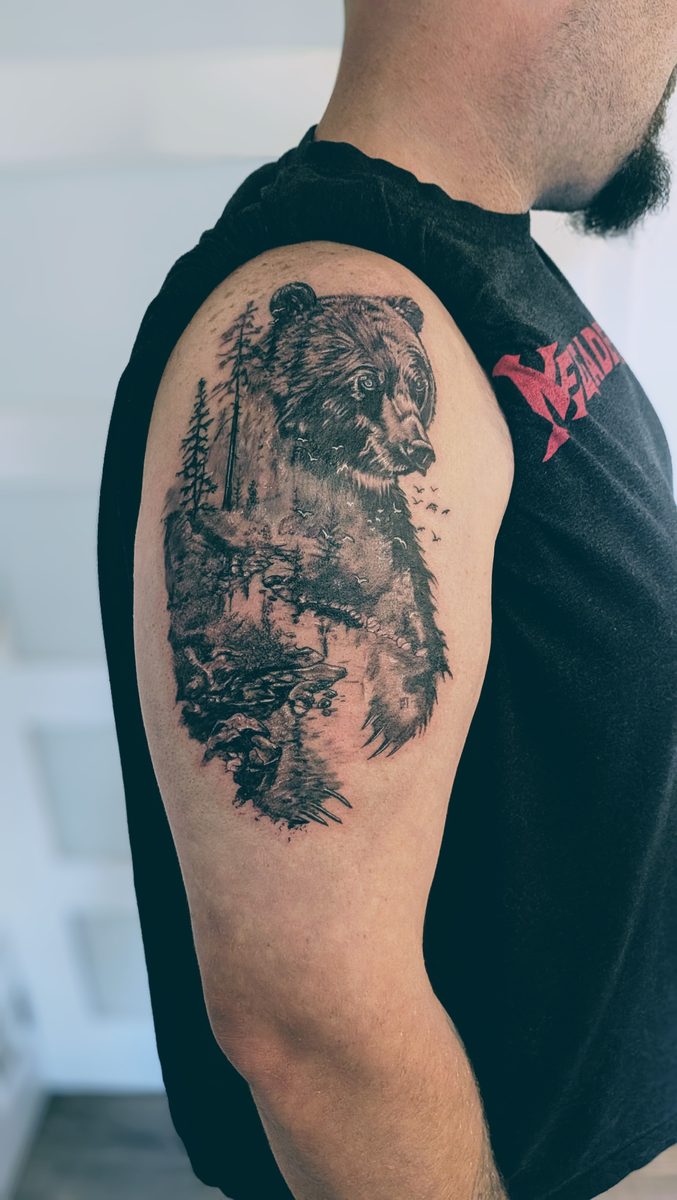 Tatouage réaliste ours et paysage