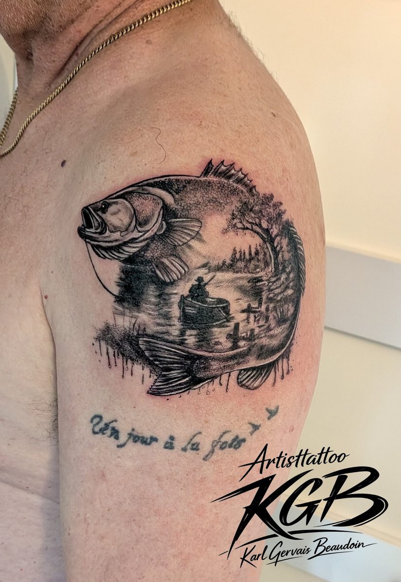 Tatouage réaliste poisson et scène de pêche