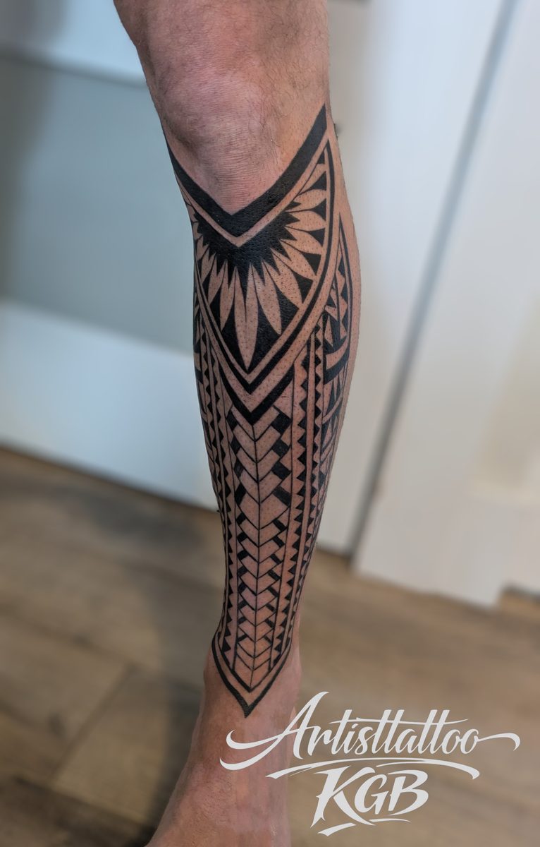 Tatouage polynésien jambe