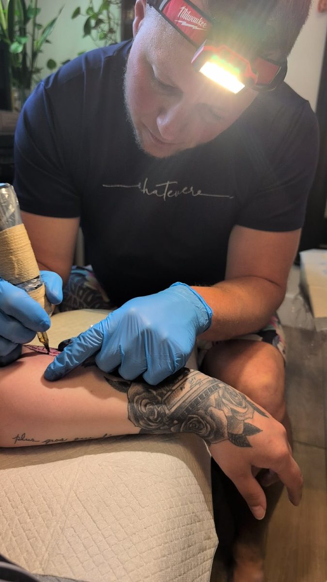 Karl Gervais Beaudoin en train de tatouer